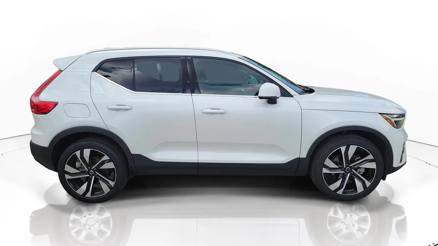 2023 Volvo XC40 B5 Plus Bright Theme