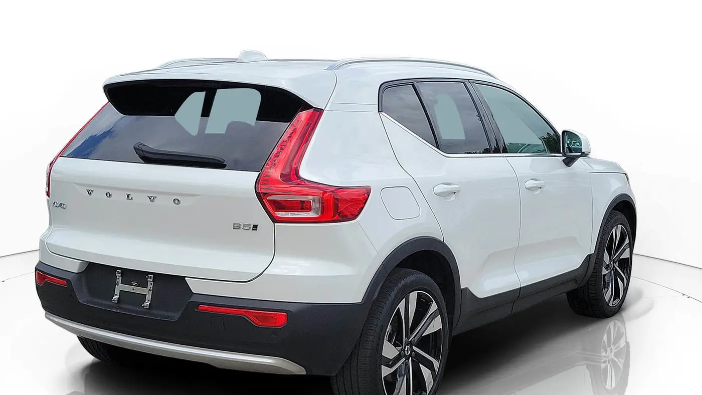 2023 Volvo XC40 B5 Plus Bright Theme