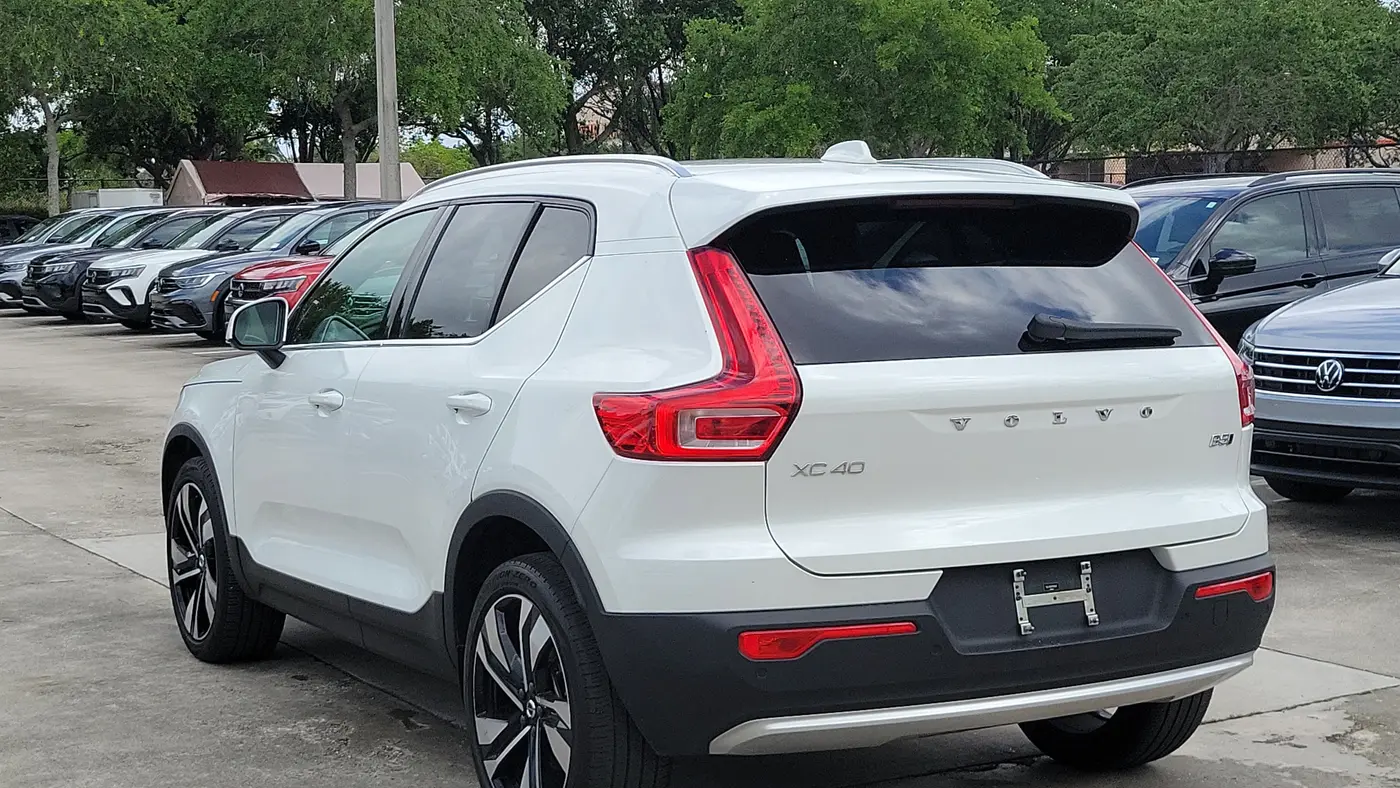 2023 Volvo XC40 B5 Plus Bright Theme