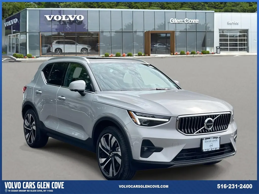 2025 Volvo XC40 B5 Ultra Bright Theme