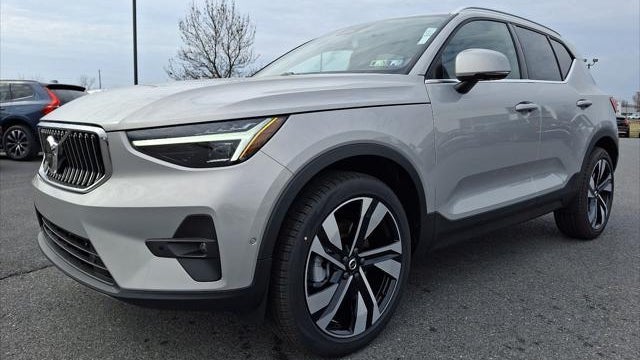 2025 Volvo XC40 B5 Ultra Bright Theme