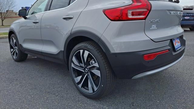 2025 Volvo XC40 B5 Ultra Bright Theme