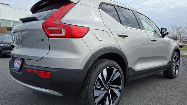 2025 Volvo XC40 B5 Ultra Bright Theme