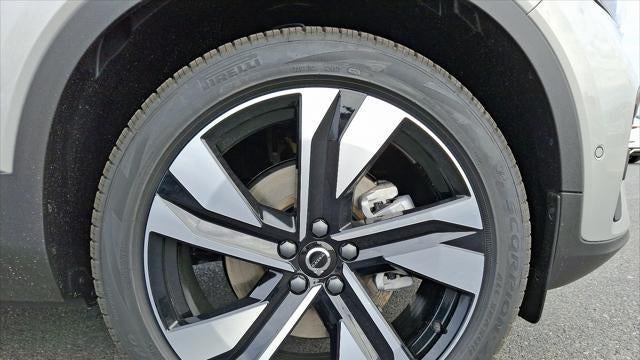 2025 Volvo XC40 B5 Ultra Bright Theme