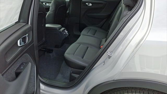 2025 Volvo XC40 B5 Ultra Bright Theme