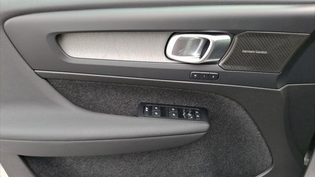 2025 Volvo XC40 B5 Ultra Bright Theme