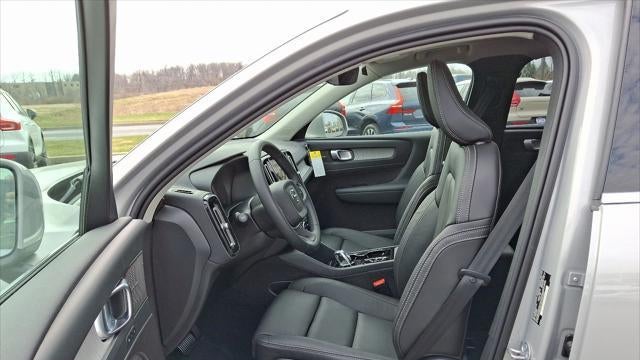2025 Volvo XC40 B5 Ultra Bright Theme
