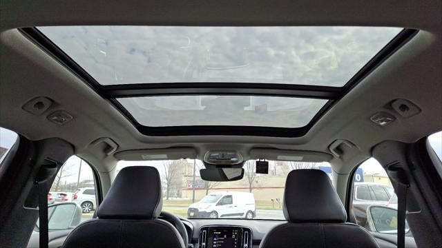 2025 Volvo XC40 B5 Ultra Bright Theme