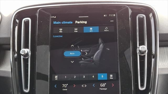 2025 Volvo XC40 B5 Ultra Bright Theme