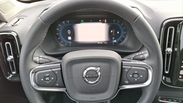 2025 Volvo XC40 B5 Ultra Bright Theme