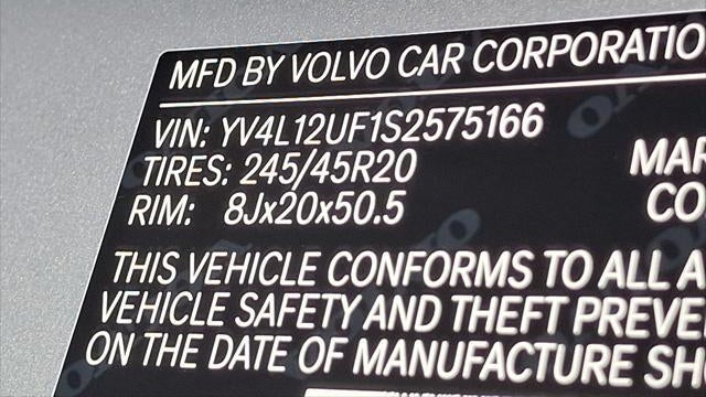 2025 Volvo XC40 B5 Ultra Bright Theme