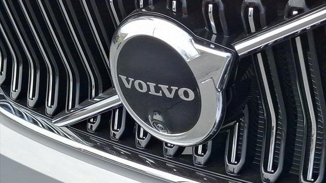2025 Volvo XC40 B5 Ultra Bright Theme