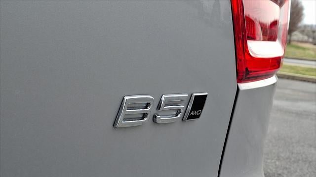 2025 Volvo XC40 B5 Ultra Bright Theme