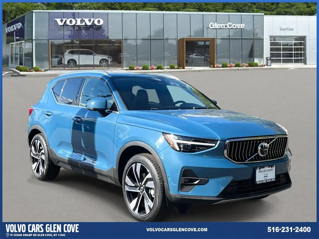 2025 Volvo XC40 B5 Ultra Bright Theme
