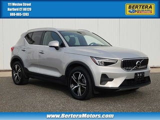2025 Volvo XC40 with Onyx Black Metallic Exterior