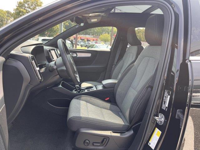 2025 Volvo XC40 - $29,299