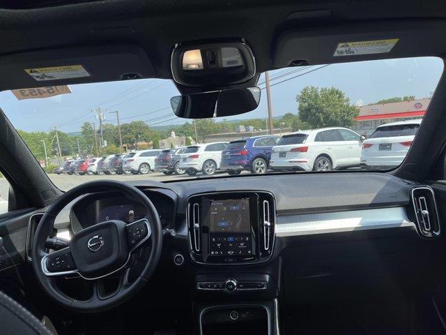 2025 Volvo XC40 - $29,299