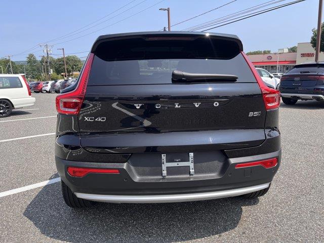 2025 Volvo XC40 - $29,299