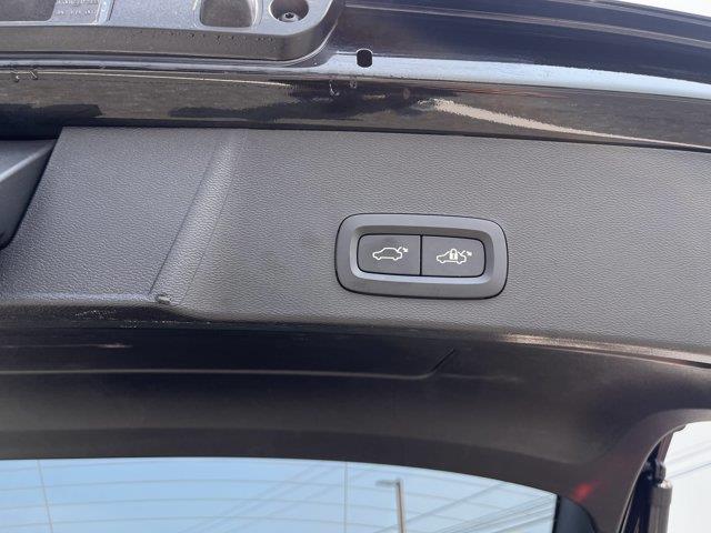 2025 Volvo XC40 - $29,299