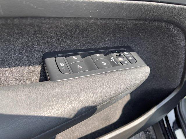 2025 Volvo XC40 - $29,299