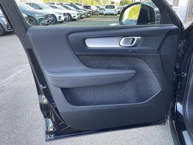 2025 Volvo XC40 - $28,899