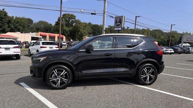 2025 Volvo XC40 B5 Core Bright Theme