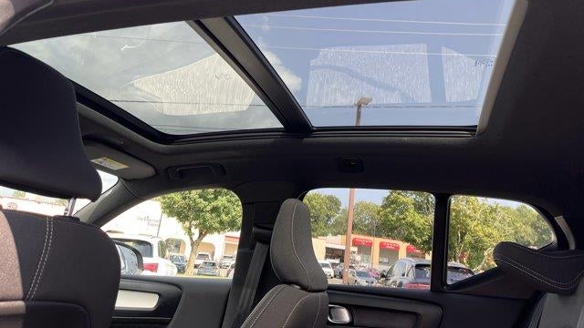 2025 Volvo XC40 B5 Core Bright Theme