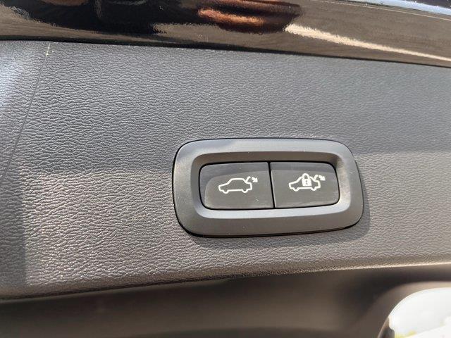 2025 Volvo XC40 - $29,299