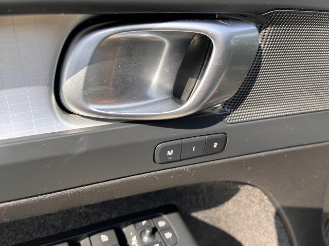 2025 Volvo XC40 - $29,299