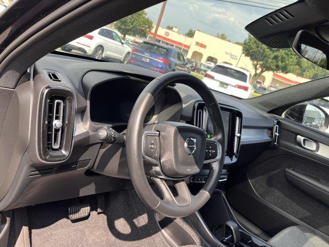 2025 Volvo XC40 - $29,299