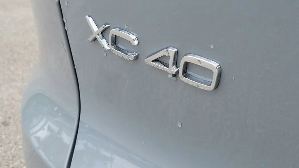 2025 Volvo XC40 B5 Core Bright Theme