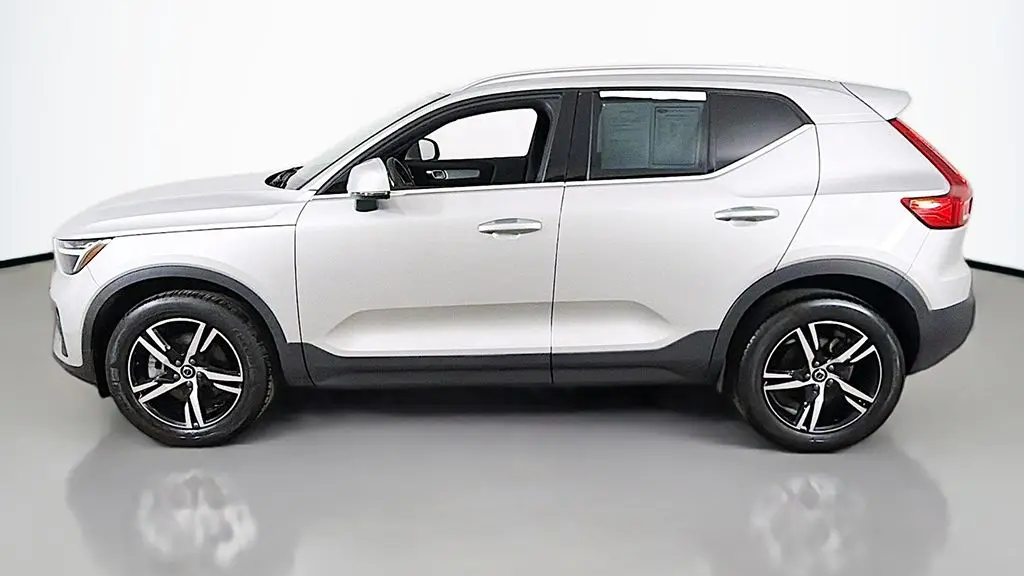 2025 Volvo XC40 B5 Core Bright Theme