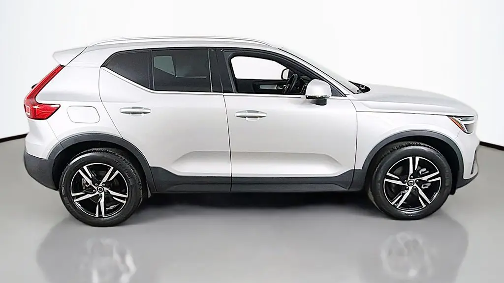 2025 Volvo XC40 B5 Core Bright Theme