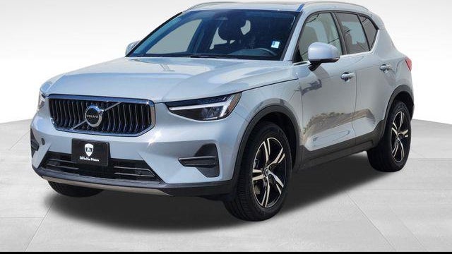 2025 Volvo XC40 B5 Core Bright Theme