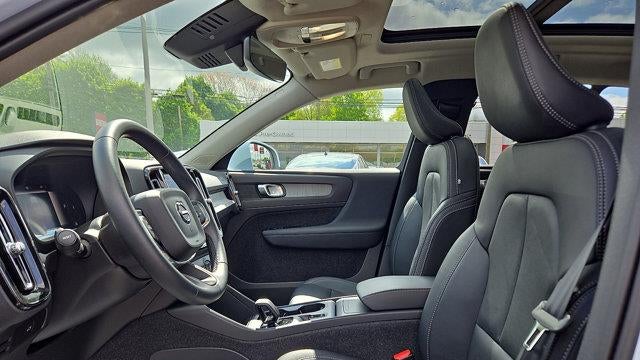 2025 Volvo XC40 B5 Core Bright Theme