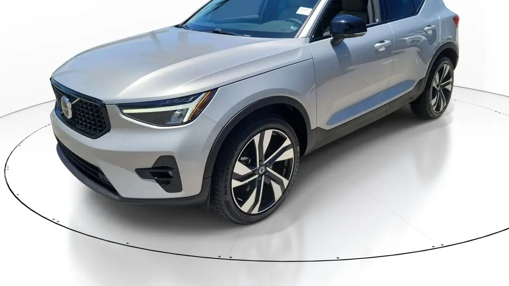 2023 Volvo XC40 B5 Plus Dark Theme