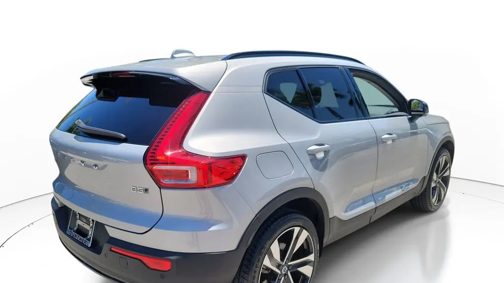 2023 Volvo XC40 B5 Plus Dark Theme