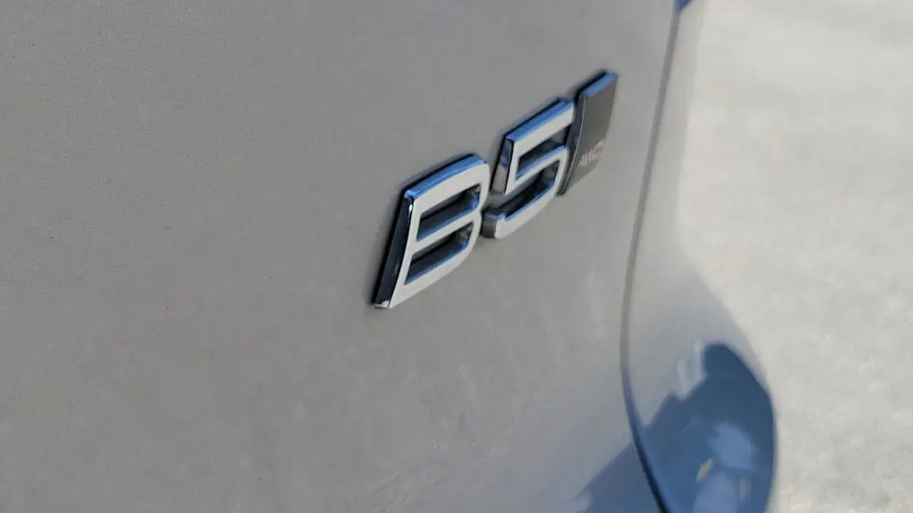 2023 Volvo XC40 B5 Plus Dark Theme