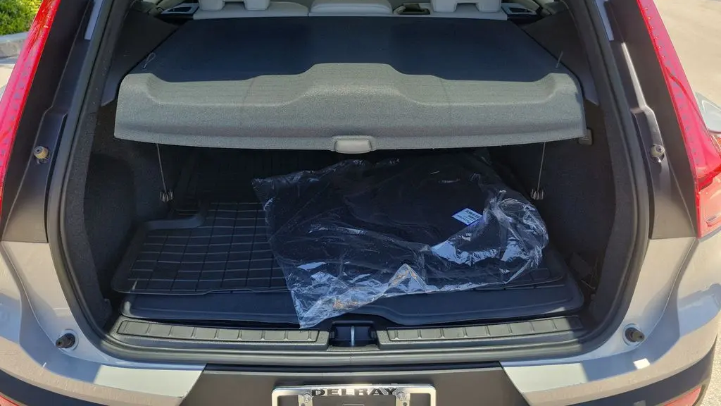 2023 Volvo XC40 B5 Plus Dark Theme