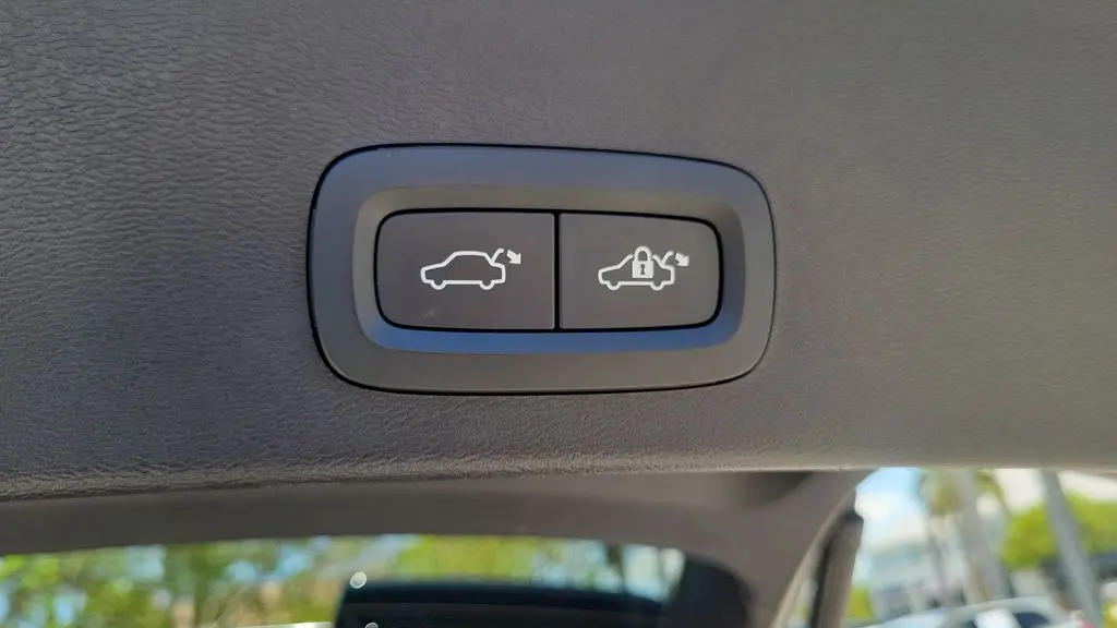 2023 Volvo XC40 B5 Plus Dark Theme