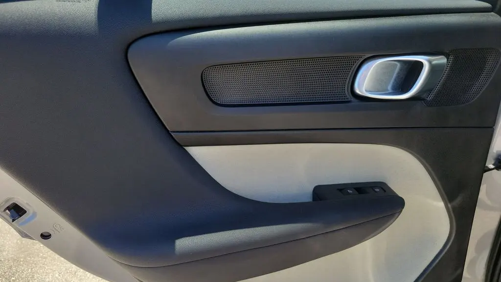2023 Volvo XC40 B5 Plus Dark Theme