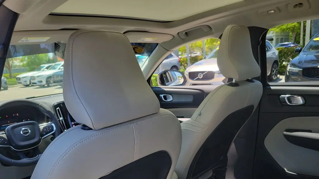 2023 Volvo XC40 B5 Plus Dark Theme