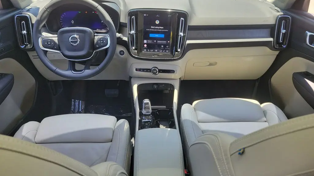 2023 Volvo XC40 B5 Plus Dark Theme
