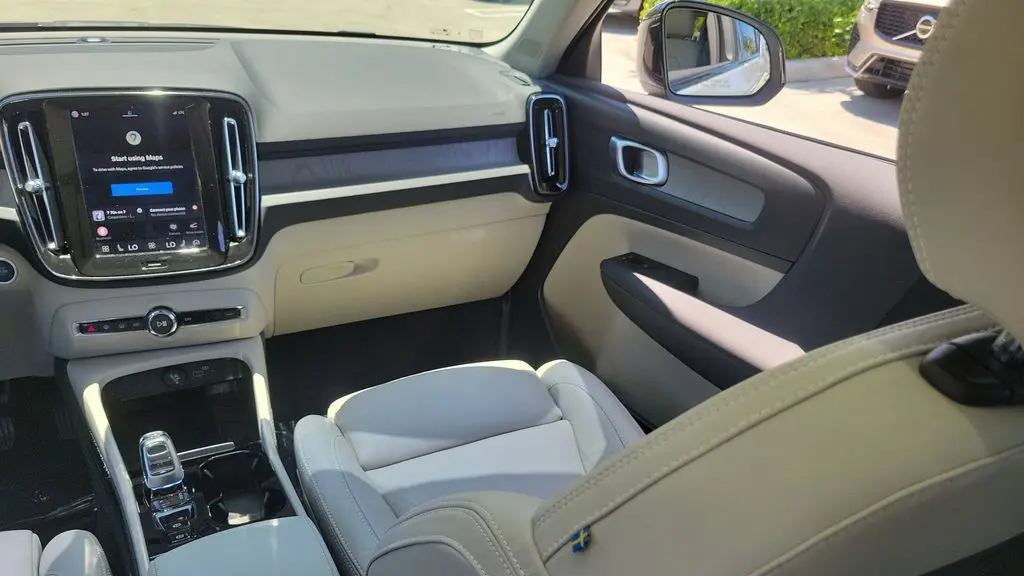 2023 Volvo XC40 B5 Plus Dark Theme