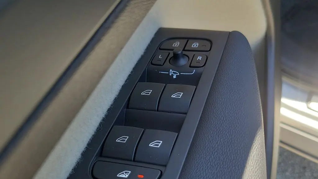 2023 Volvo XC40 B5 Plus Dark Theme