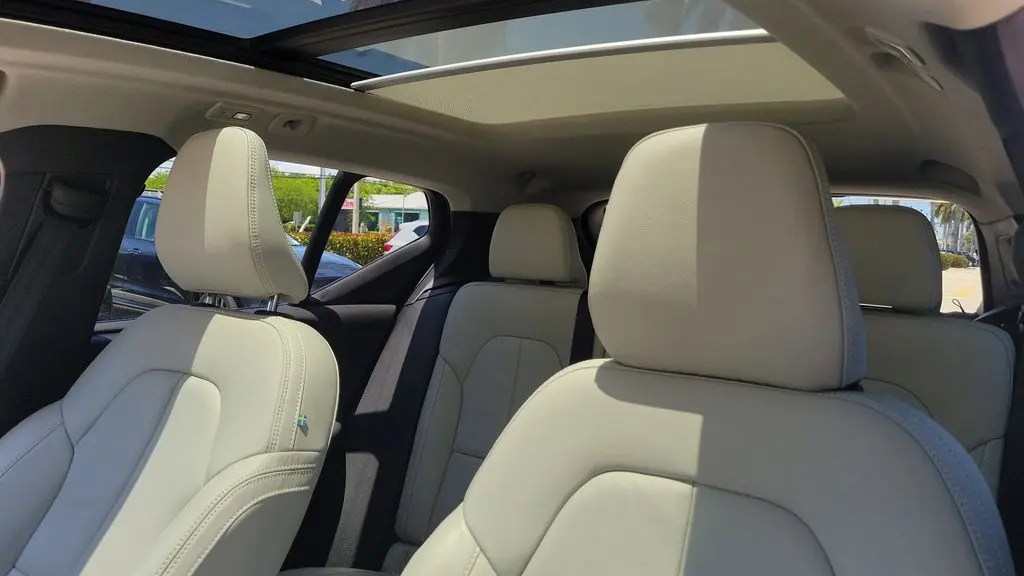 2023 Volvo XC40 B5 Plus Dark Theme