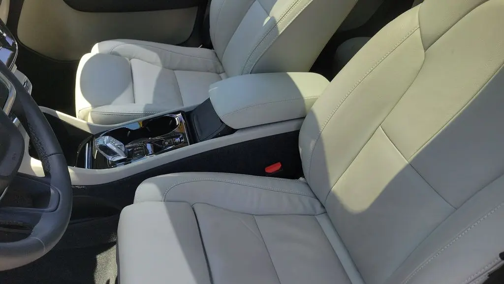 2023 Volvo XC40 B5 Plus Dark Theme