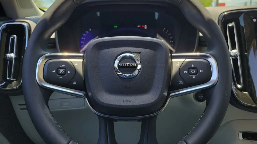 2023 Volvo XC40 B5 Plus Dark Theme