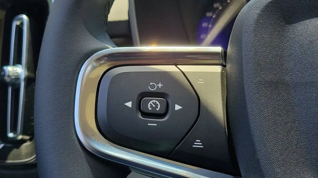 2023 Volvo XC40 B5 Plus Dark Theme