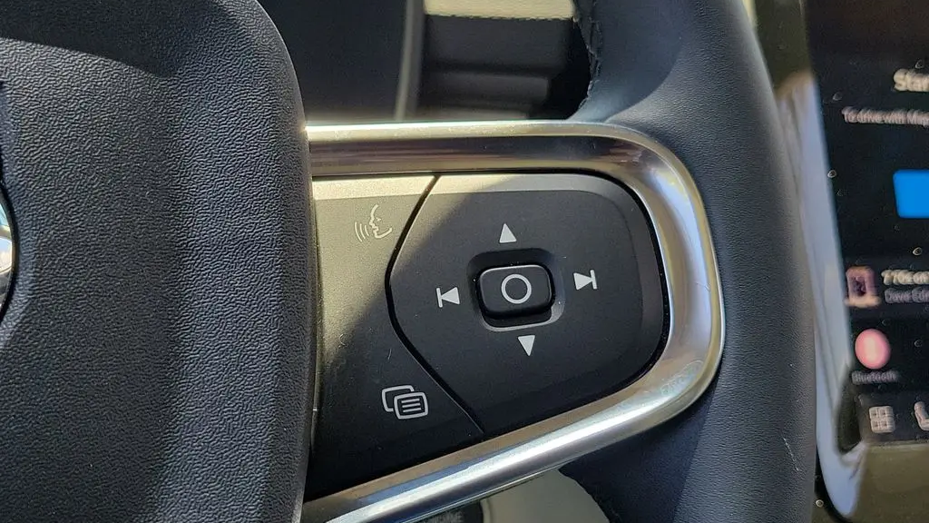 2023 Volvo XC40 B5 Plus Dark Theme